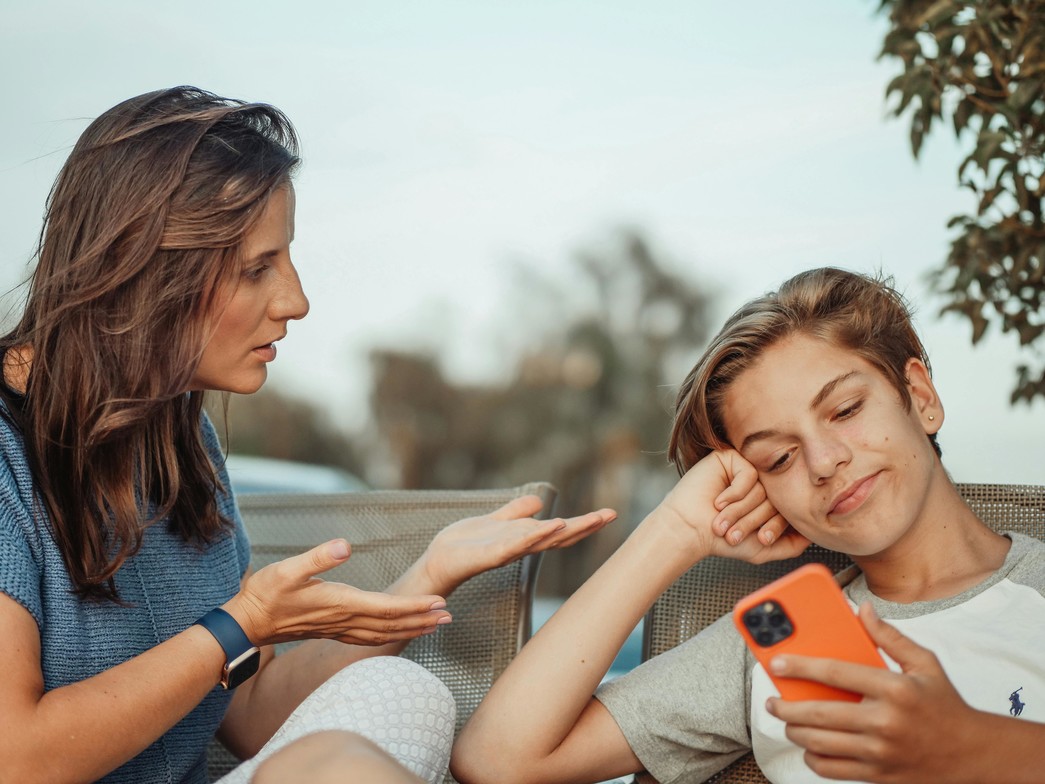 mother and teen talking about getting counselling support 
